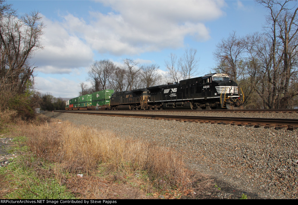 NS 4444 and 4447 leading train 28X through Cove PA